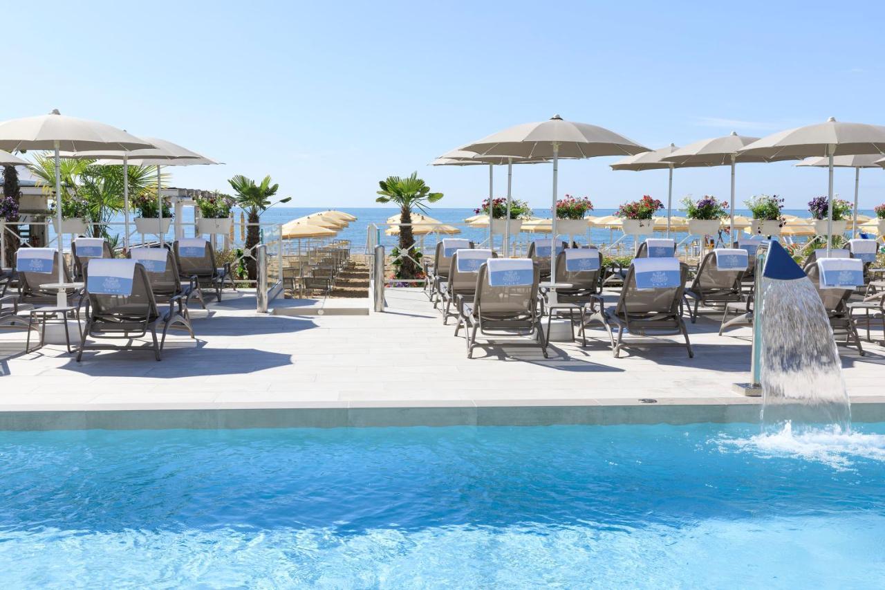 Hotel Cavalieri Palace & Suites Lido di Jesolo Exterior foto
