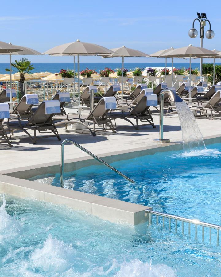 Hotel Cavalieri Palace & Suites Lido di Jesolo Exterior foto