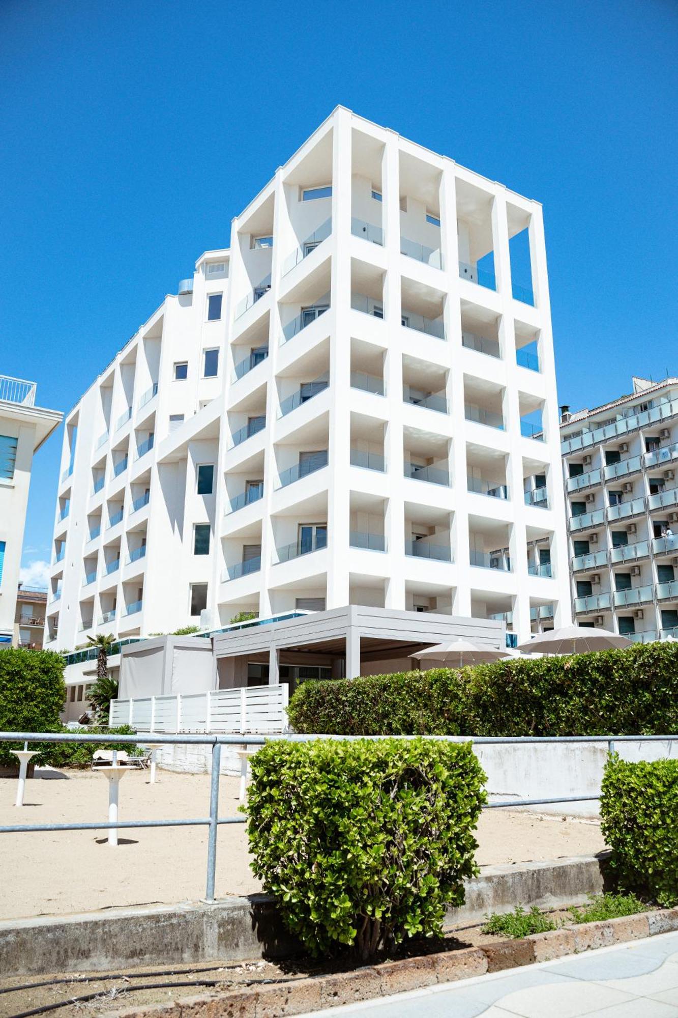 Hotel Cavalieri Palace & Suites Lido di Jesolo Exterior foto