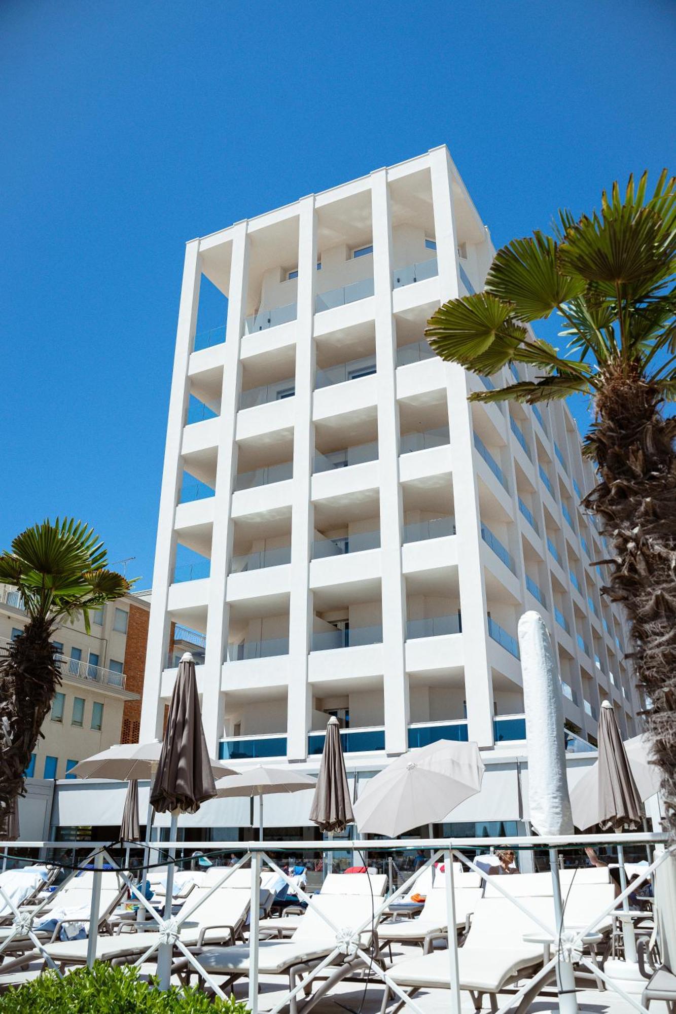 Hotel Cavalieri Palace & Suites Lido di Jesolo Exterior foto