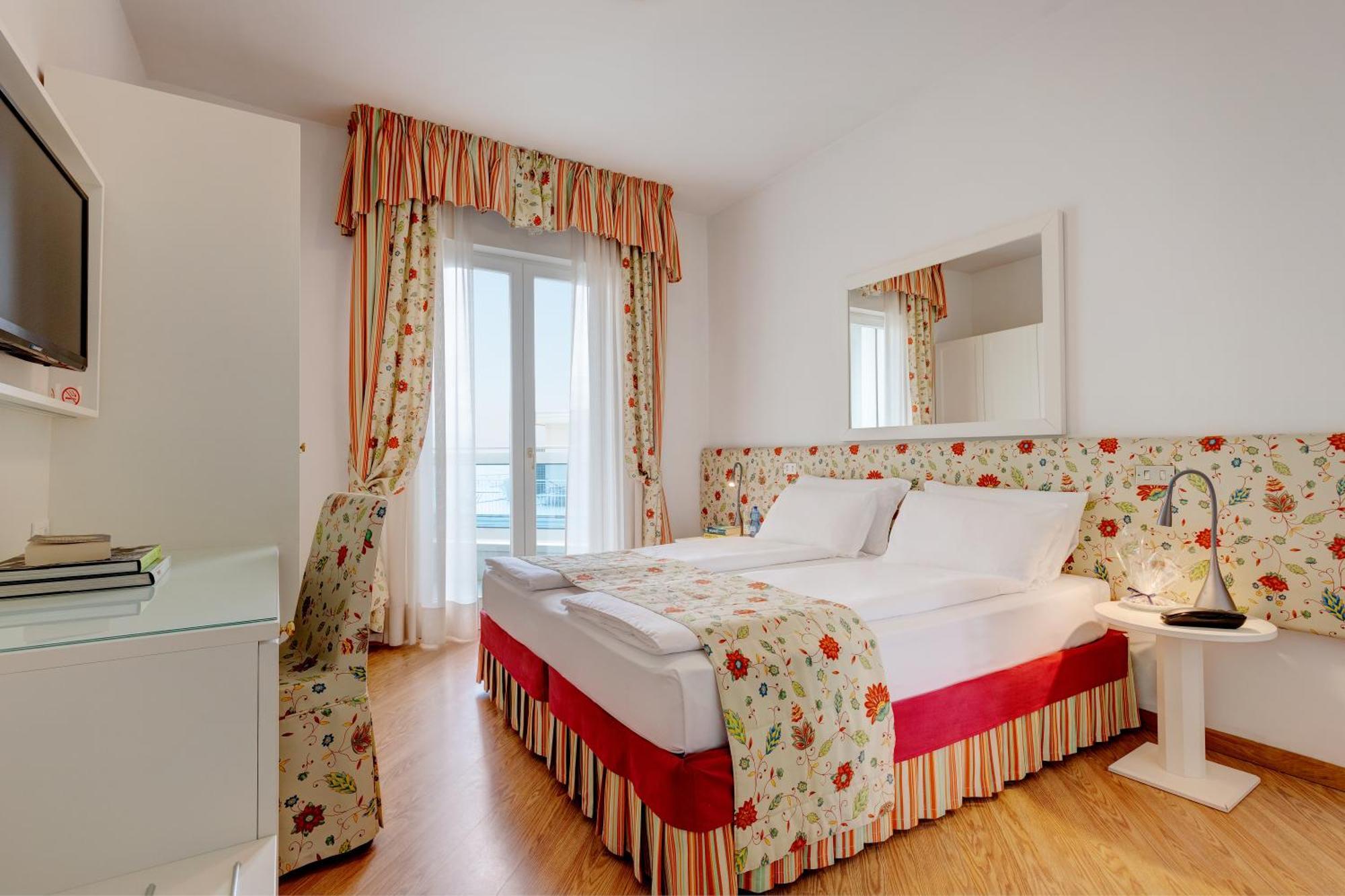 Hotel Cavalieri Palace & Suites Lido di Jesolo Exterior foto
