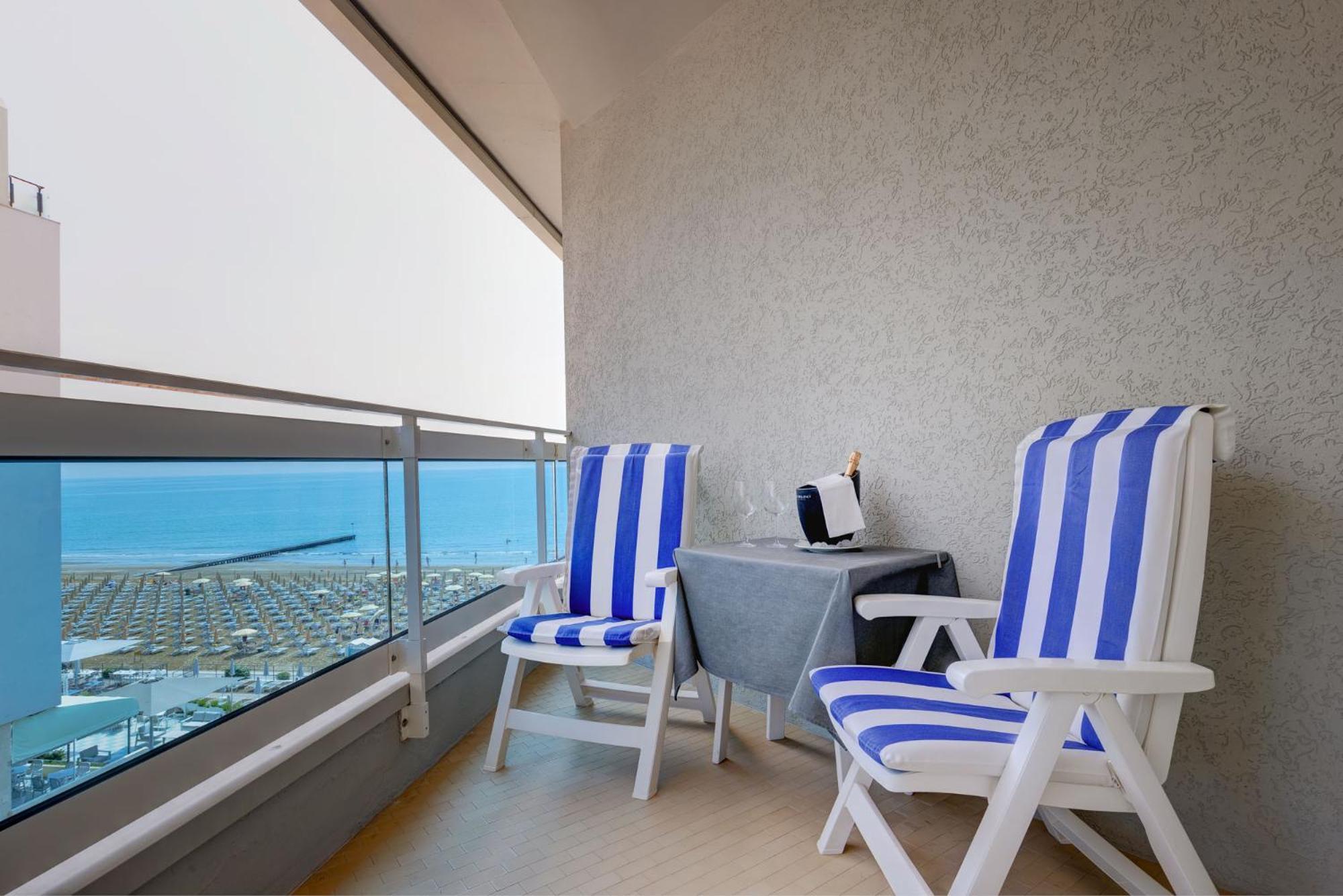 Hotel Cavalieri Palace & Suites Lido di Jesolo Exterior foto