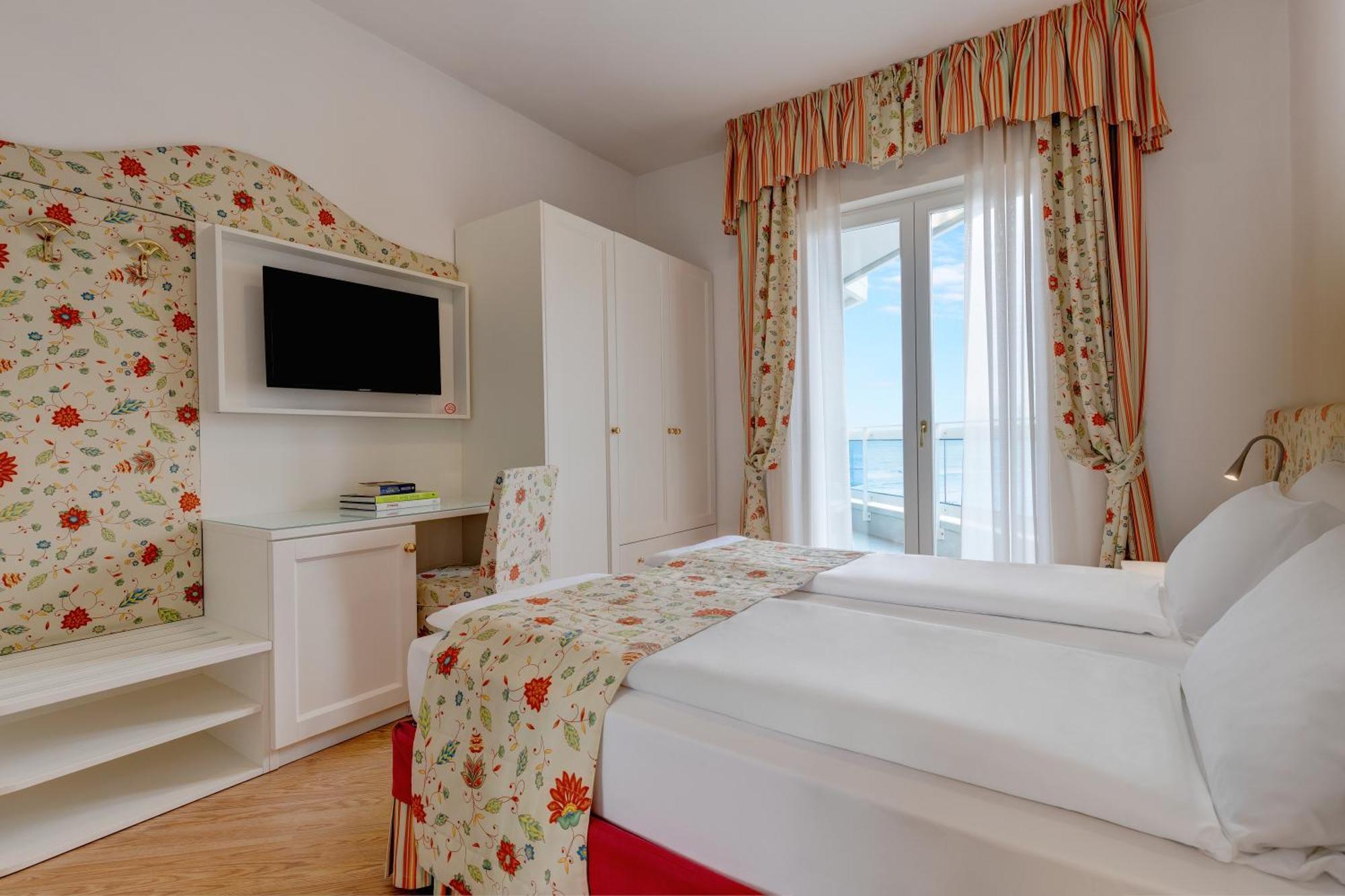Hotel Cavalieri Palace & Suites Lido di Jesolo Exterior foto