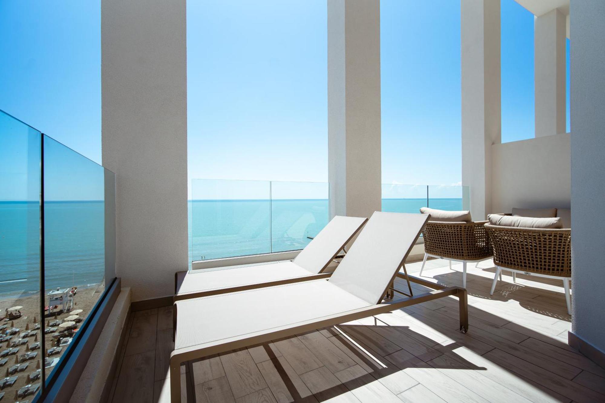 Hotel Cavalieri Palace & Suites Lido di Jesolo Exterior foto