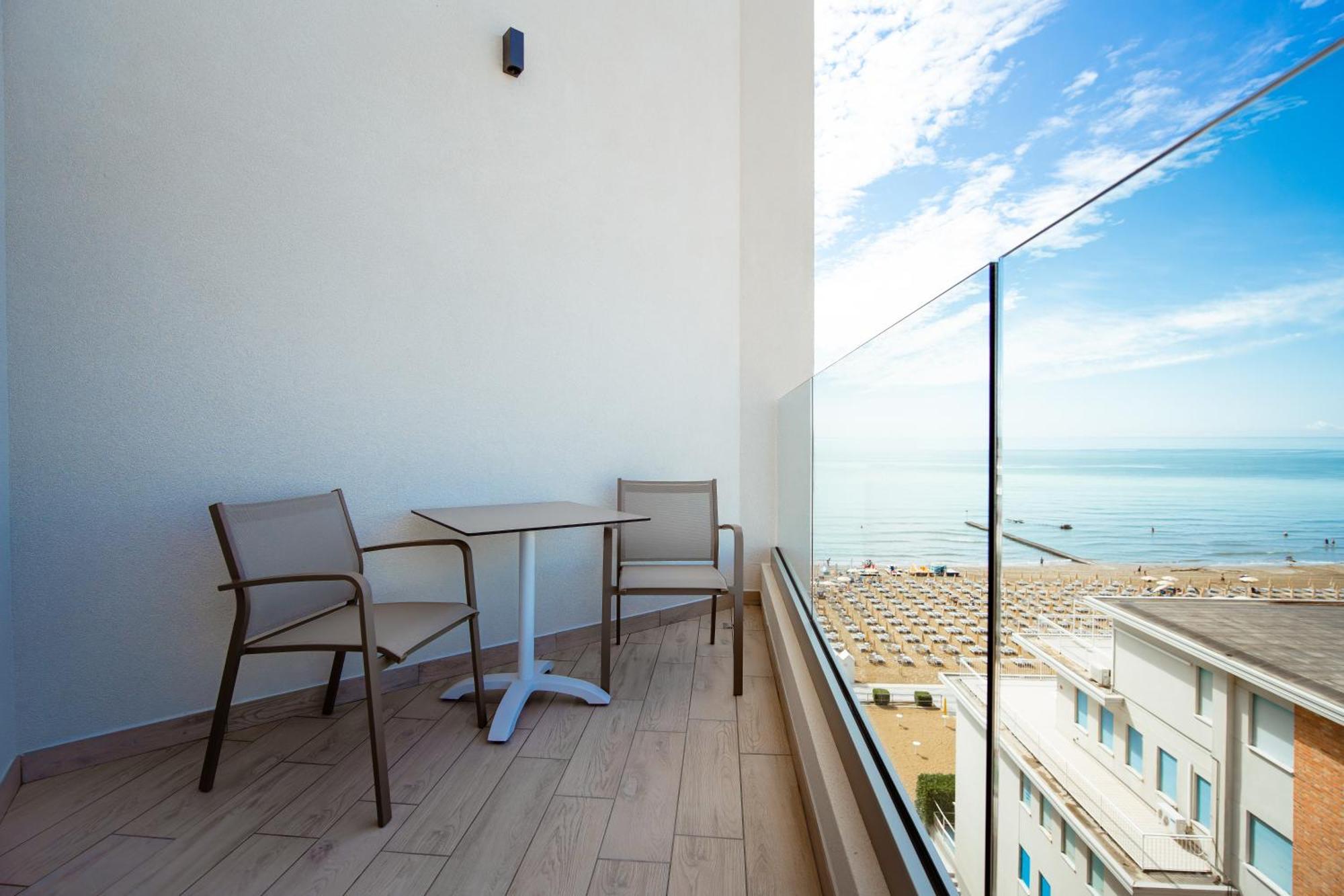 Hotel Cavalieri Palace & Suites Lido di Jesolo Exterior foto