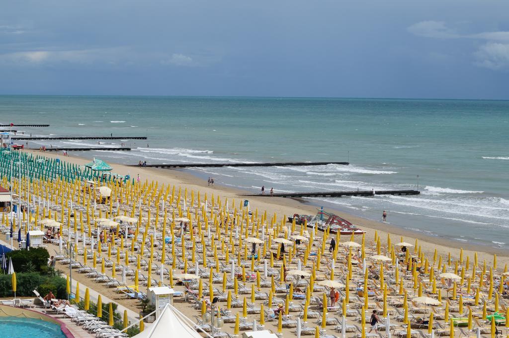 Hotel Cavalieri Palace & Suites Lido di Jesolo Exterior foto
