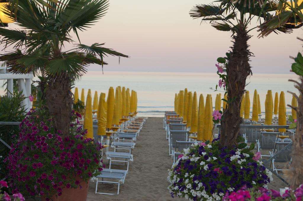 Hotel Cavalieri Palace & Suites Lido di Jesolo Exterior foto